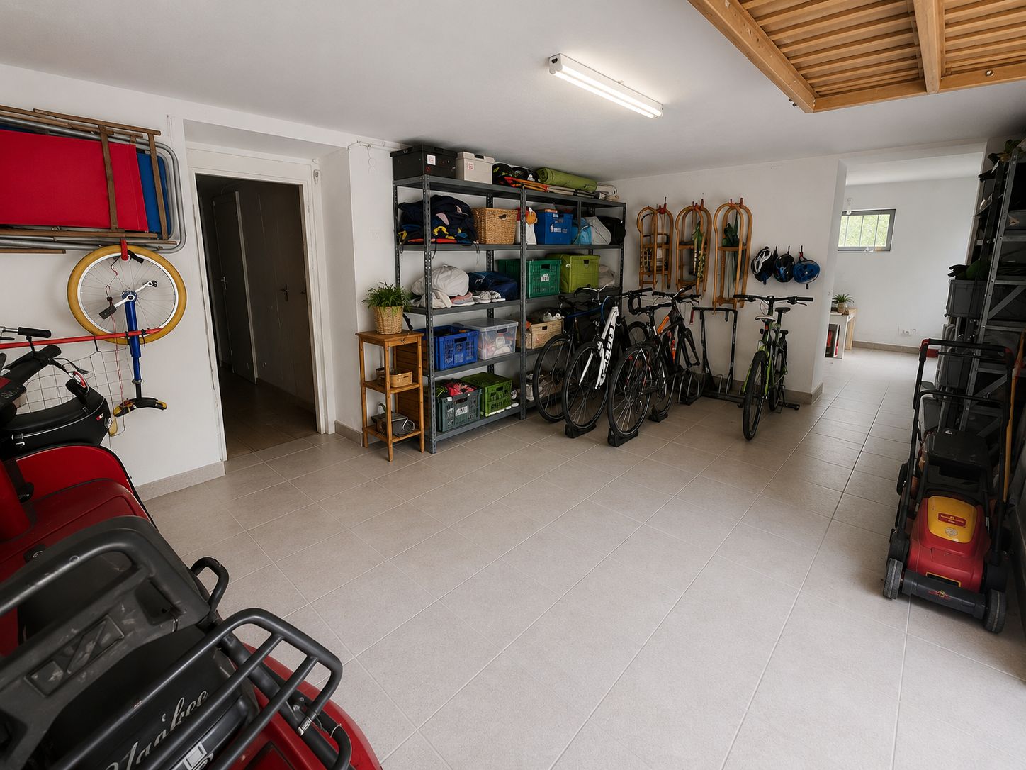 Garage, Vorderteil mit Platz für Räder und Geräte