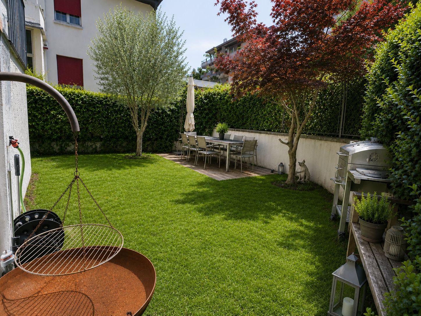 Garten mit Rasen, Hecke und Essplatz