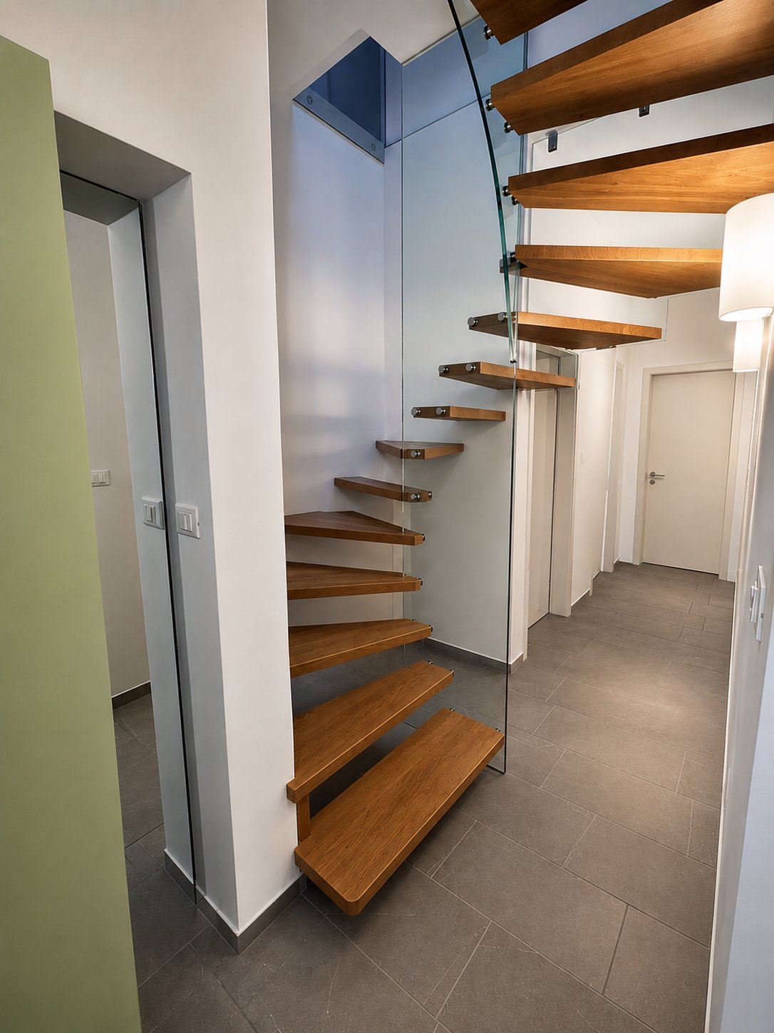 Freitragende Treppe zwischen den Etagen